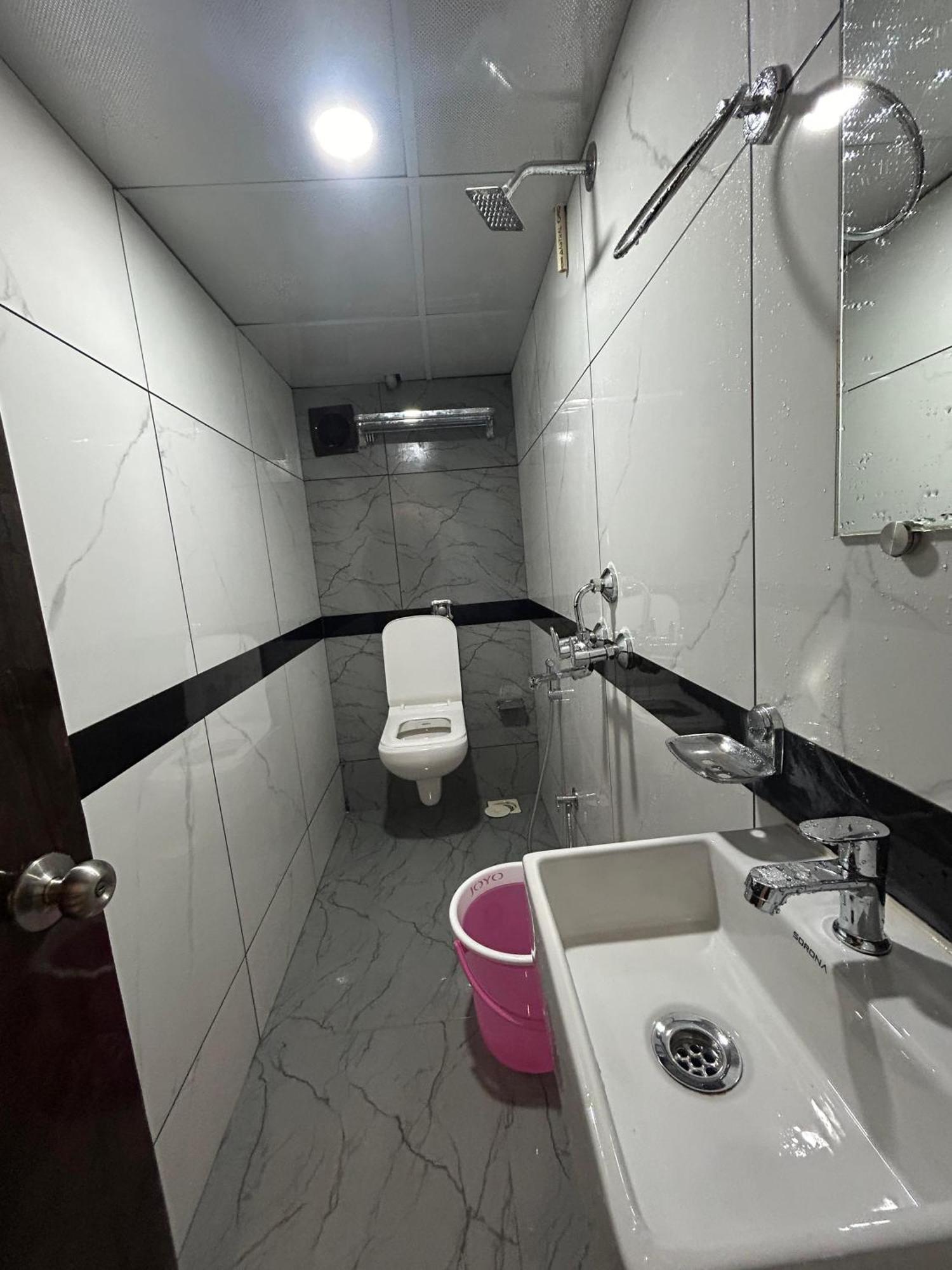 Hotel Rinza Residency ムンバイ エクステリア 写真