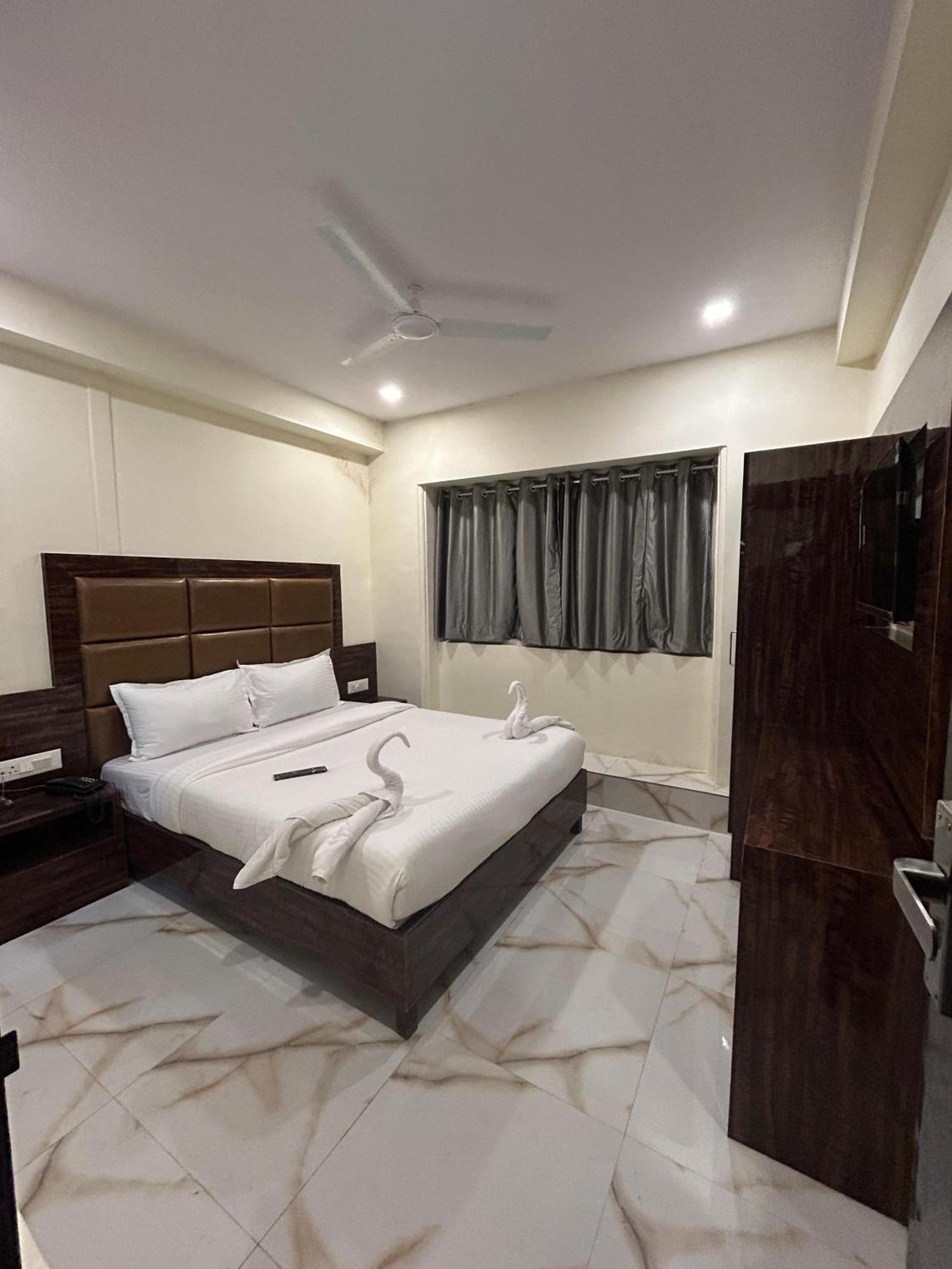 Hotel Rinza Residency ムンバイ エクステリア 写真