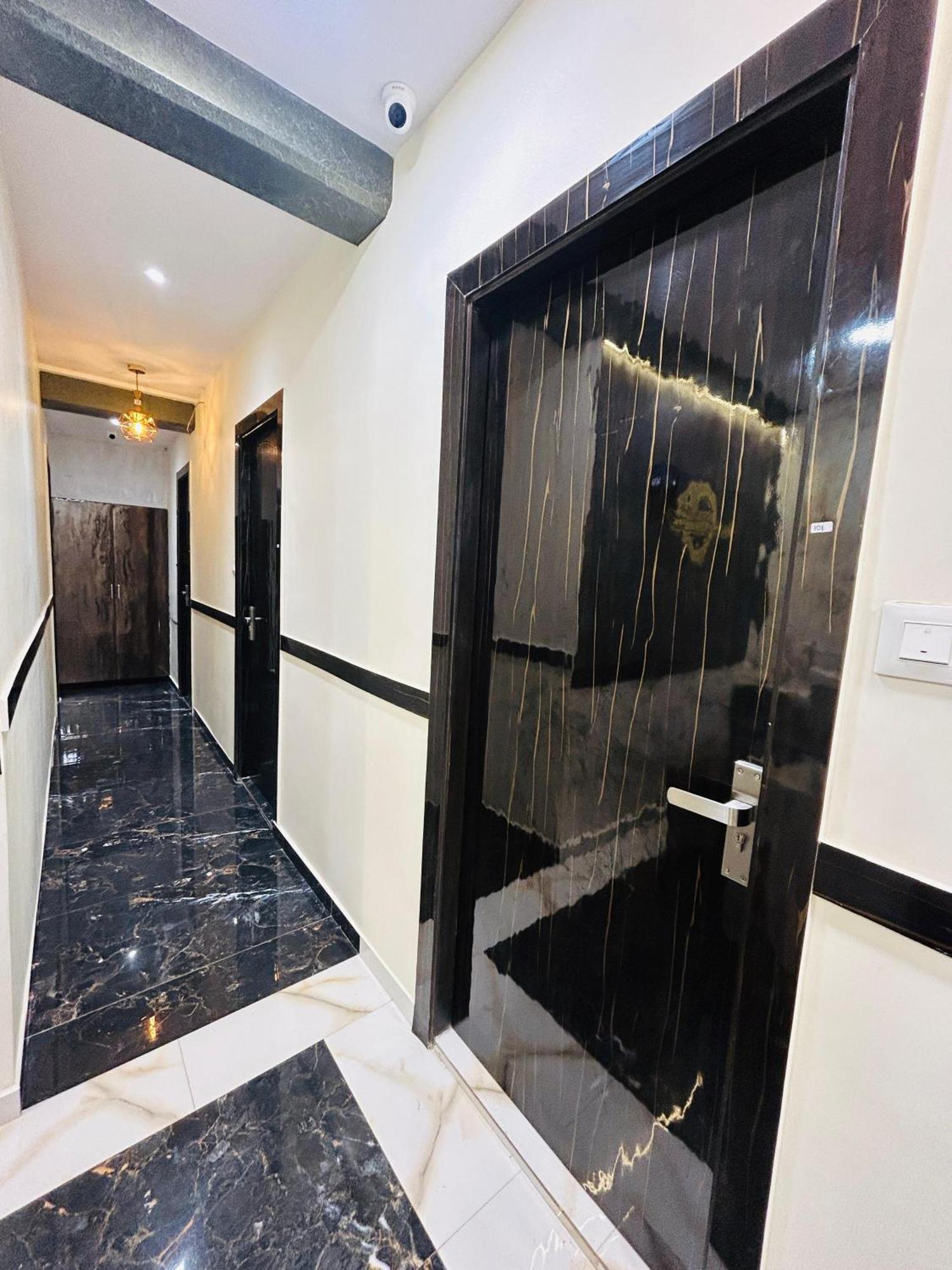 Hotel Rinza Residency ムンバイ エクステリア 写真