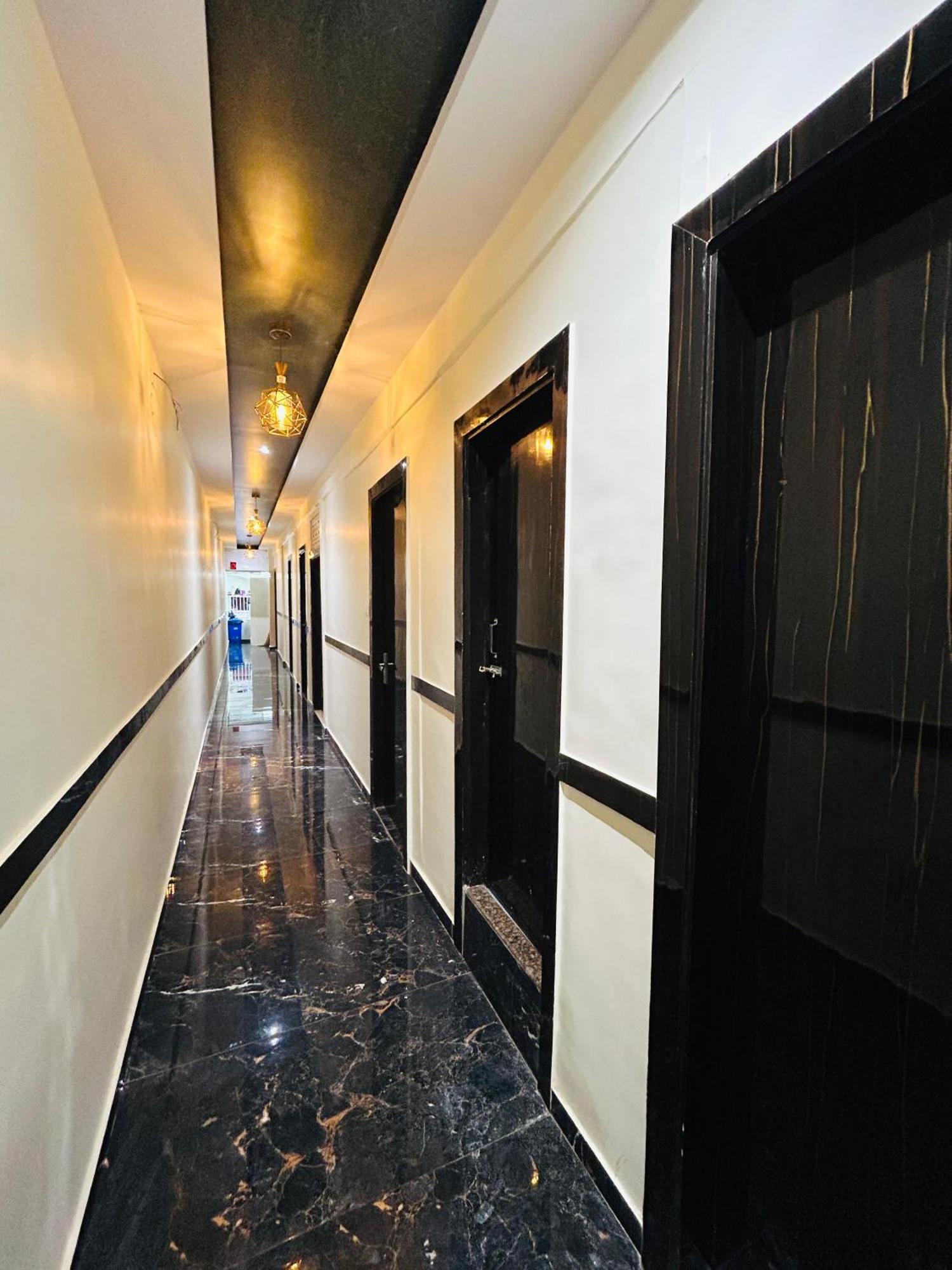 Hotel Rinza Residency ムンバイ エクステリア 写真