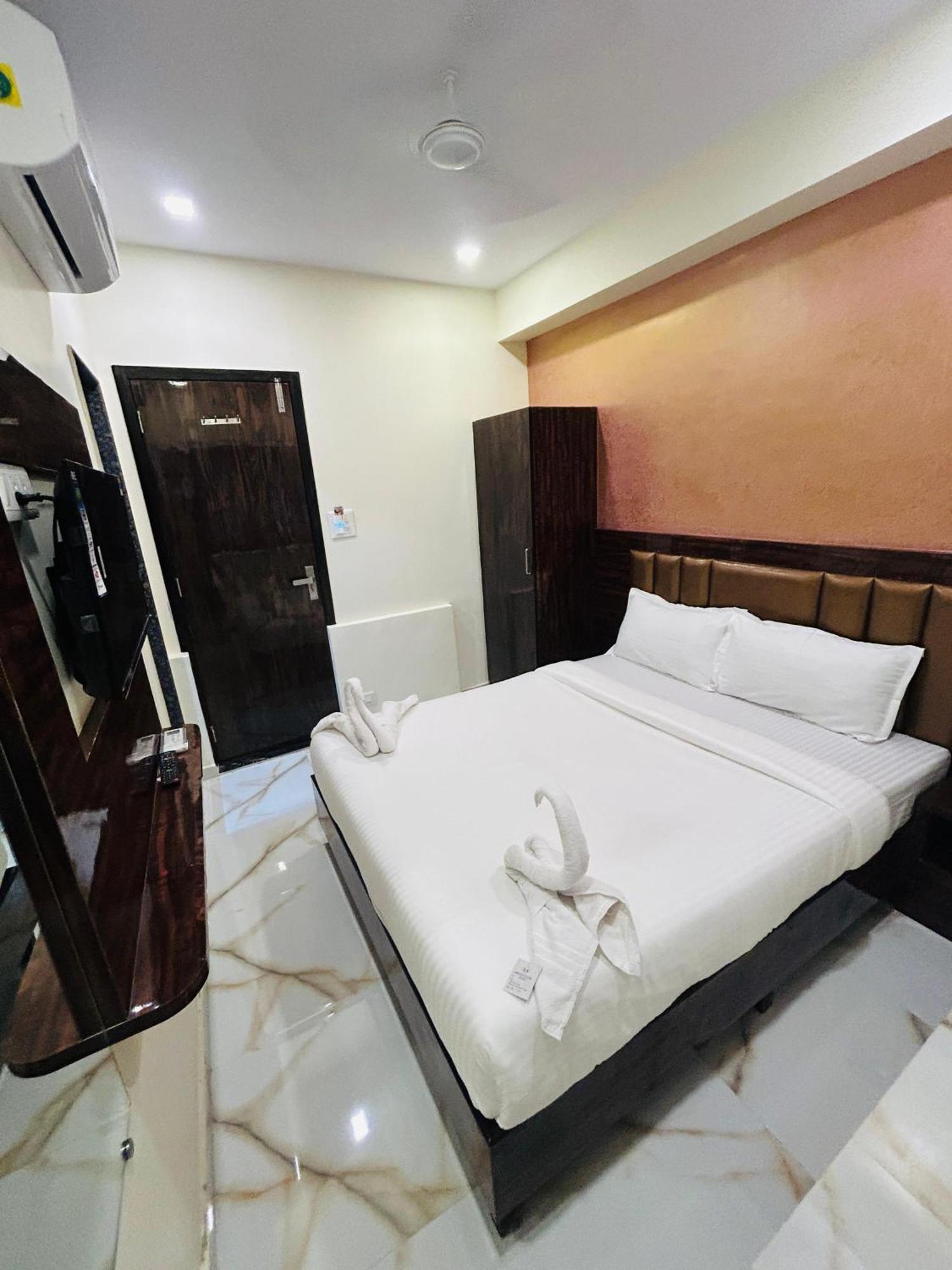 Hotel Rinza Residency ムンバイ エクステリア 写真
